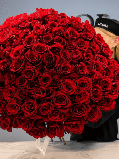 100 Scarlet Roses