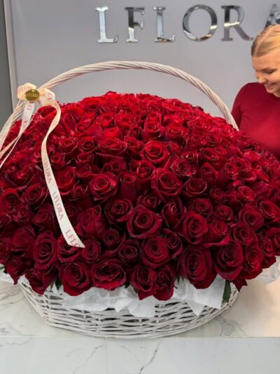 Grand Scarlet Basket